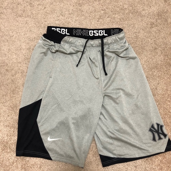 yankees nike shorts